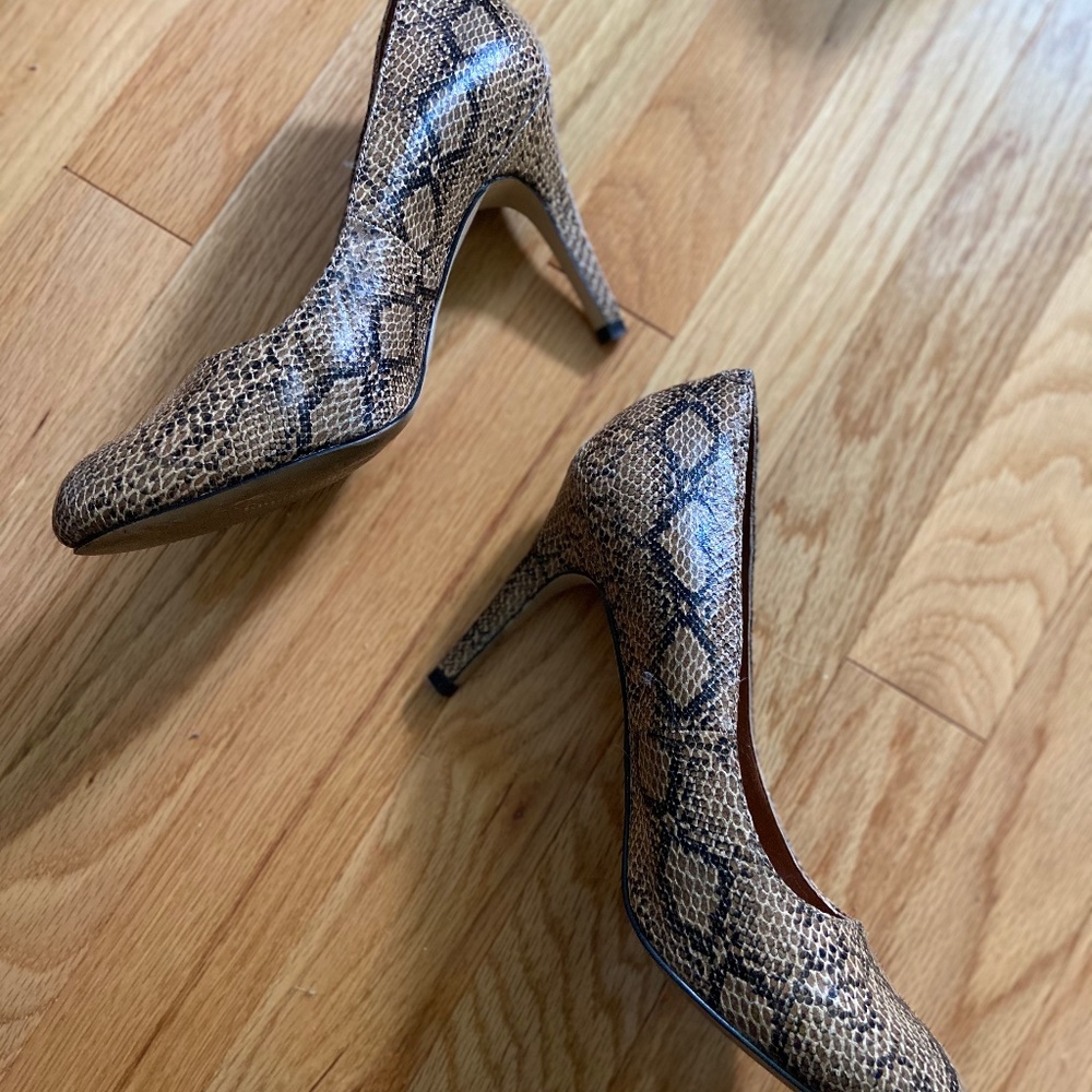 Banana Republic snakeskin heels/pumps size 7